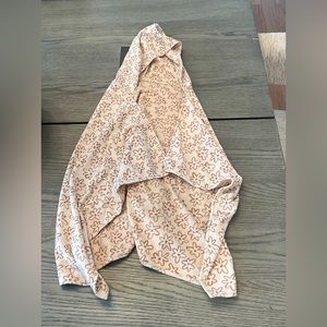 NWOT Rylee + Cru - Hooded Towel || Flower Outline